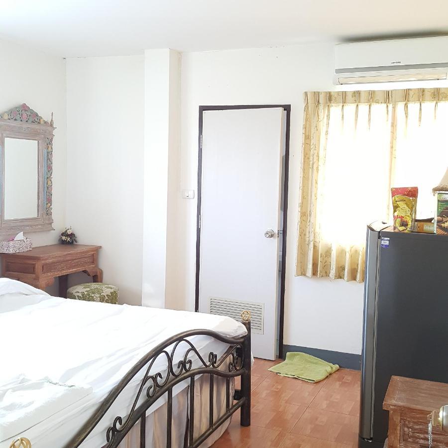 Habitación con cama extragrande y vistas al jardín