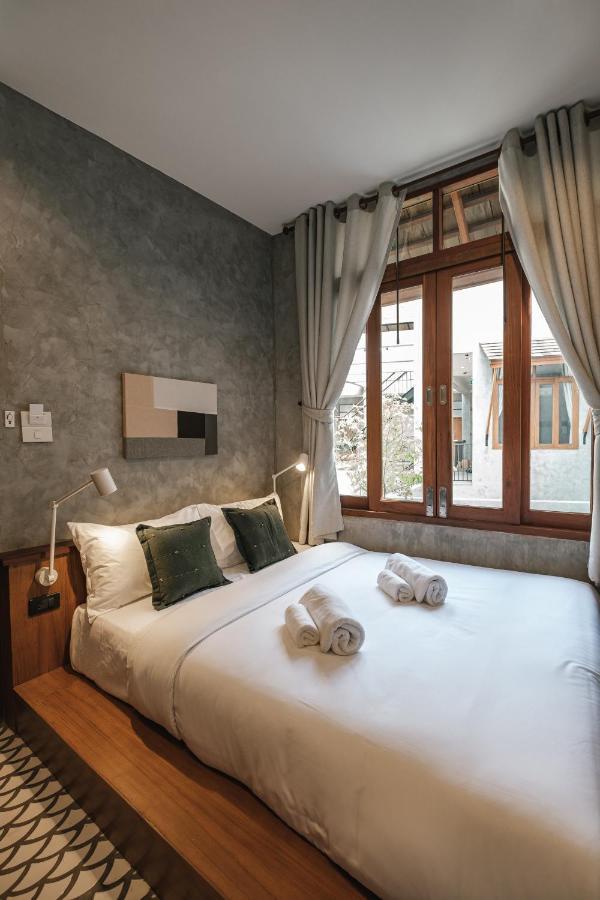 Zimmer mit Queensize-Bett und Poolblick