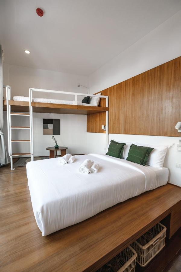 Dreibettzimmer mit Stadtblick