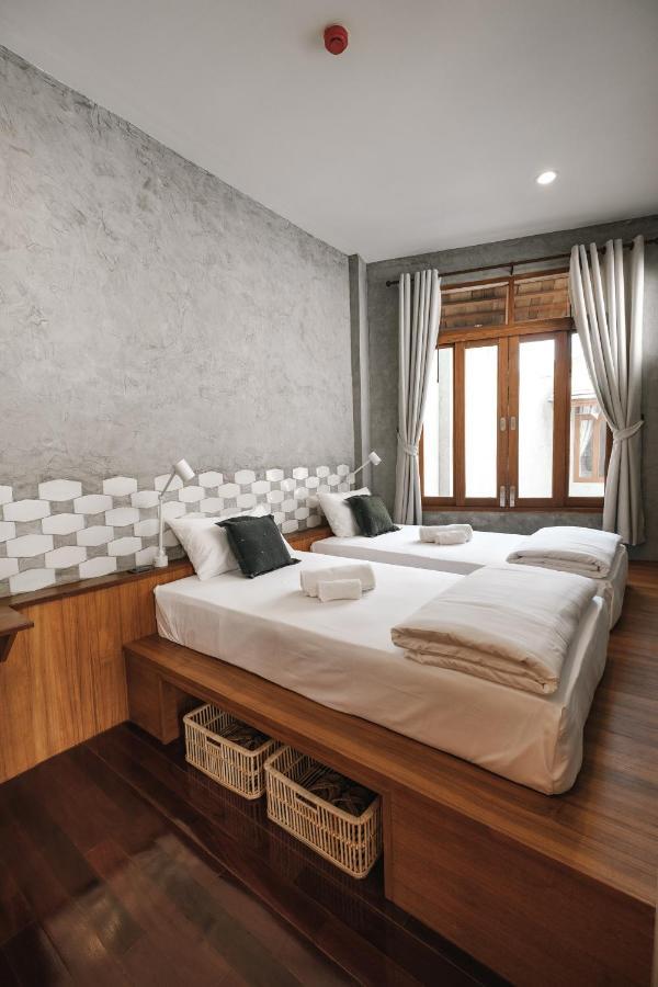 Zweibettzimmer mit Poolblick