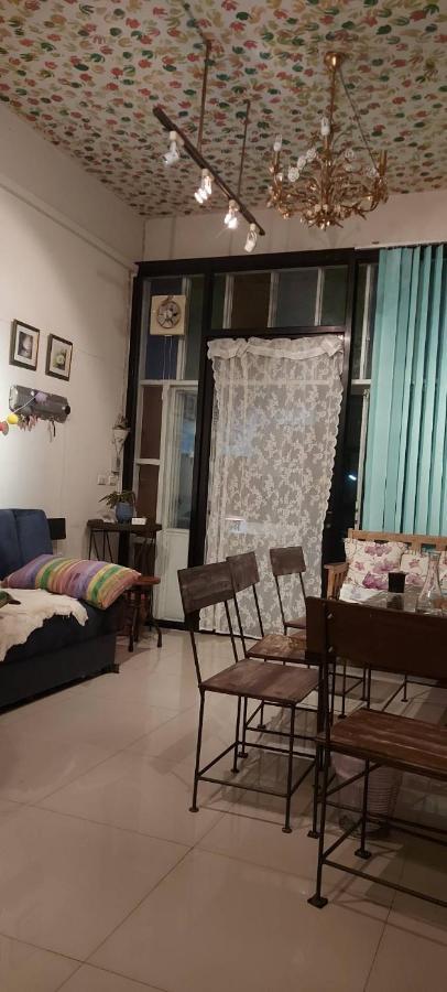 Habitación con cama extragrande y vistas a la montaña