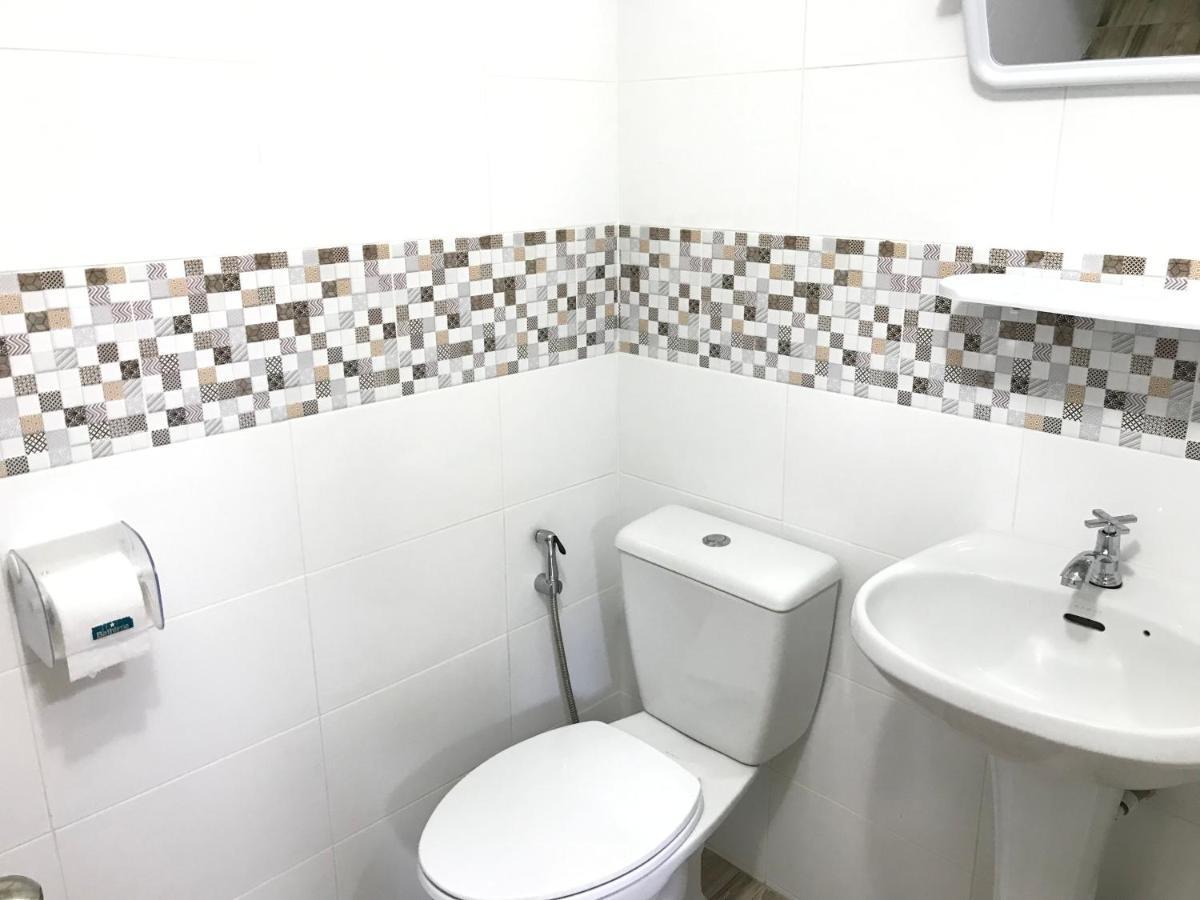 Tweepersoonskamer met 2 Aparte Bedden en Eigen Badkamer