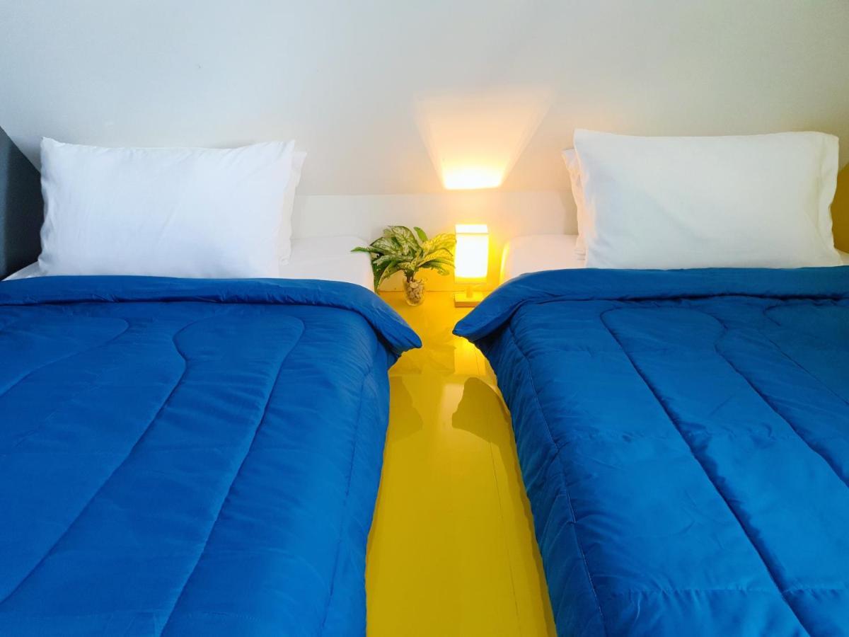 Tweepersoonskamer met 2 Aparte Bedden en Gedeelde Badkamer