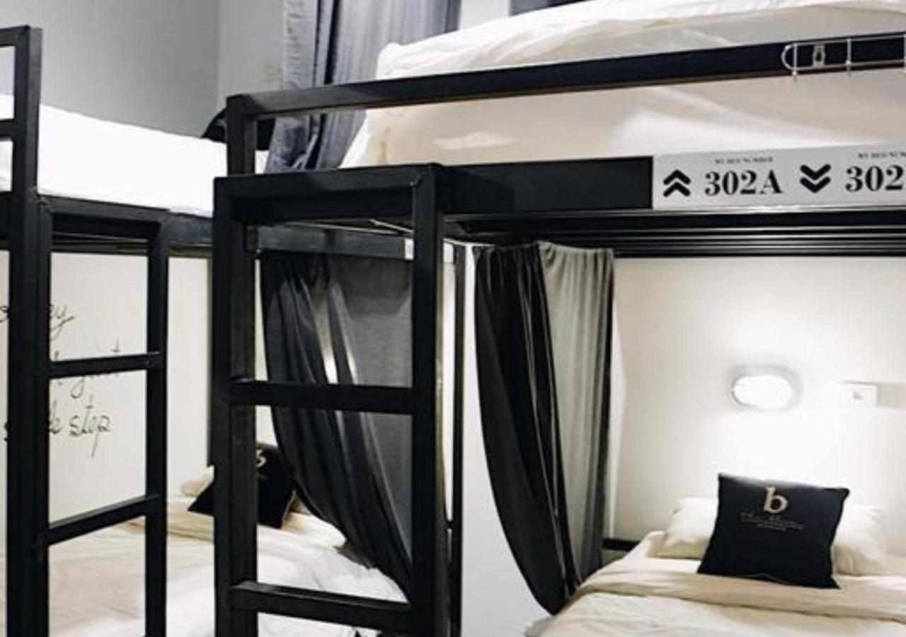 Cama en habitación femenina compartida de 4 camas