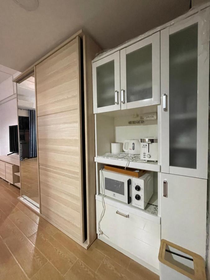 Habitación con cama extragrande y balcón
