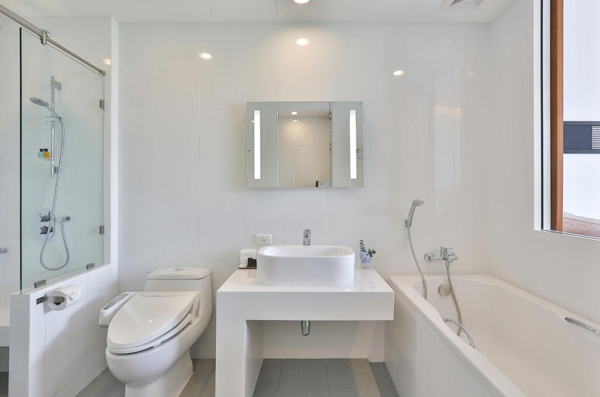 Deluxe with Bathtub