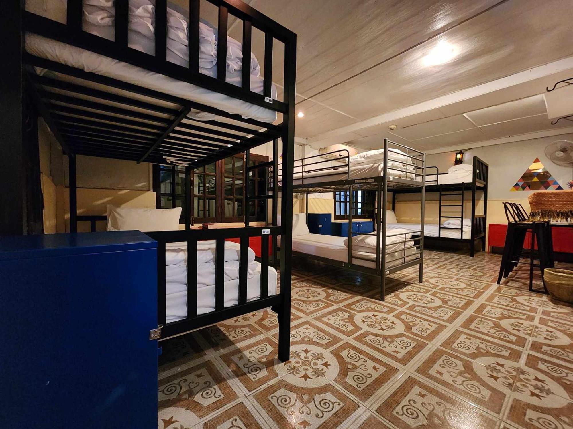 Bunk Bed Male Dormitory Room,665808009:JPEG