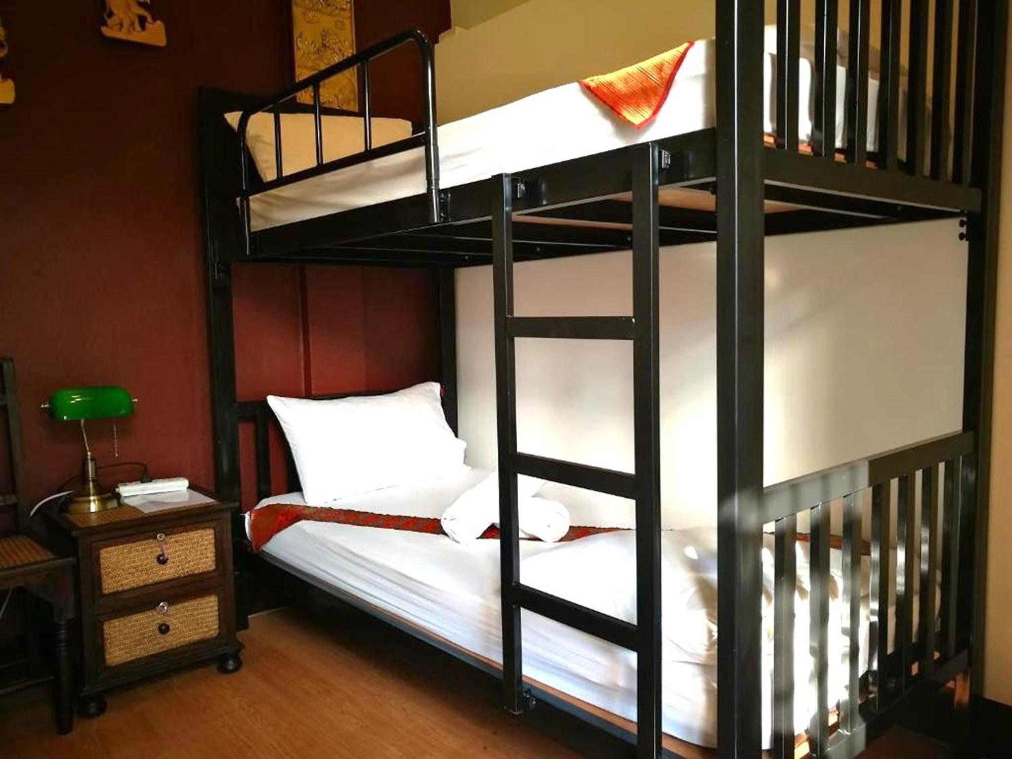 Tweepersoonskamer met 2 Aparte Bedden en Gedeelde Badkamer