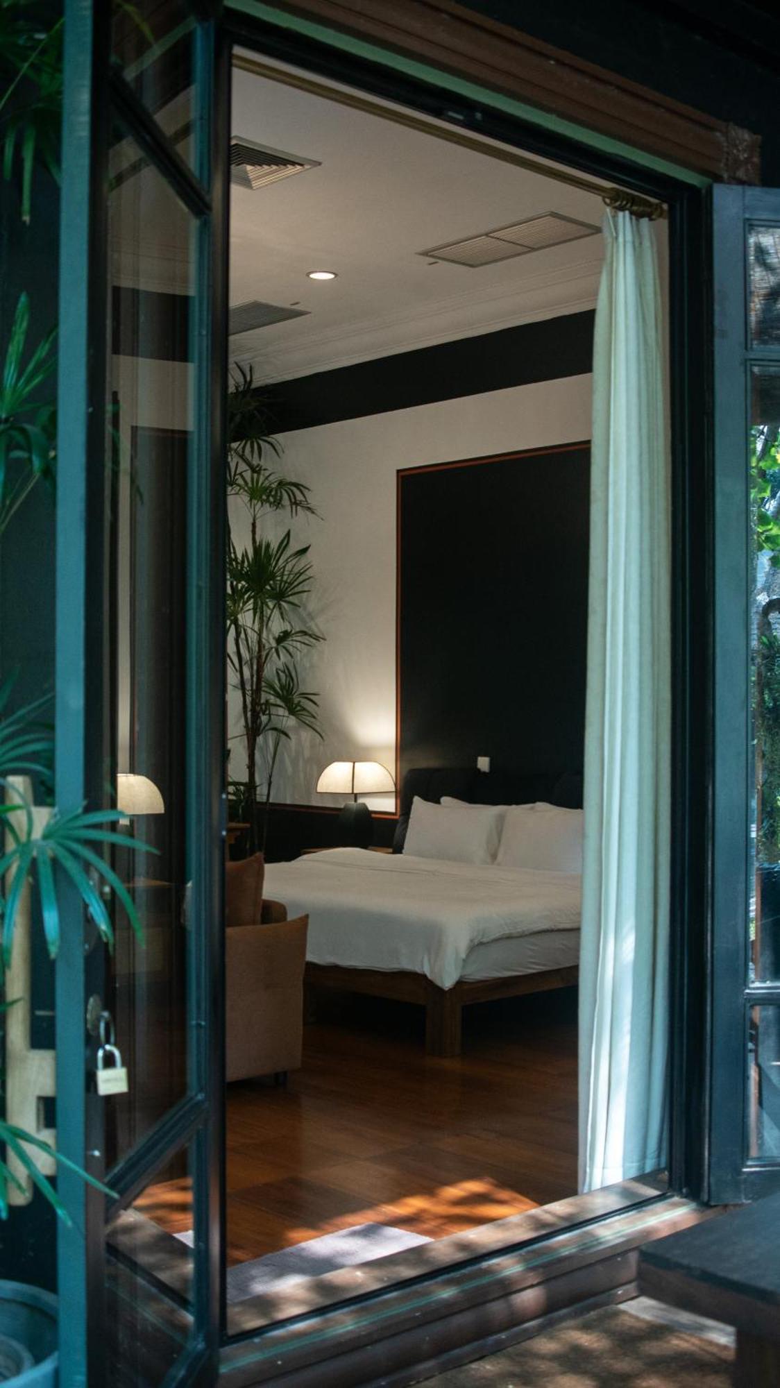 Suite Lit King-Size - Vue sur Piscine