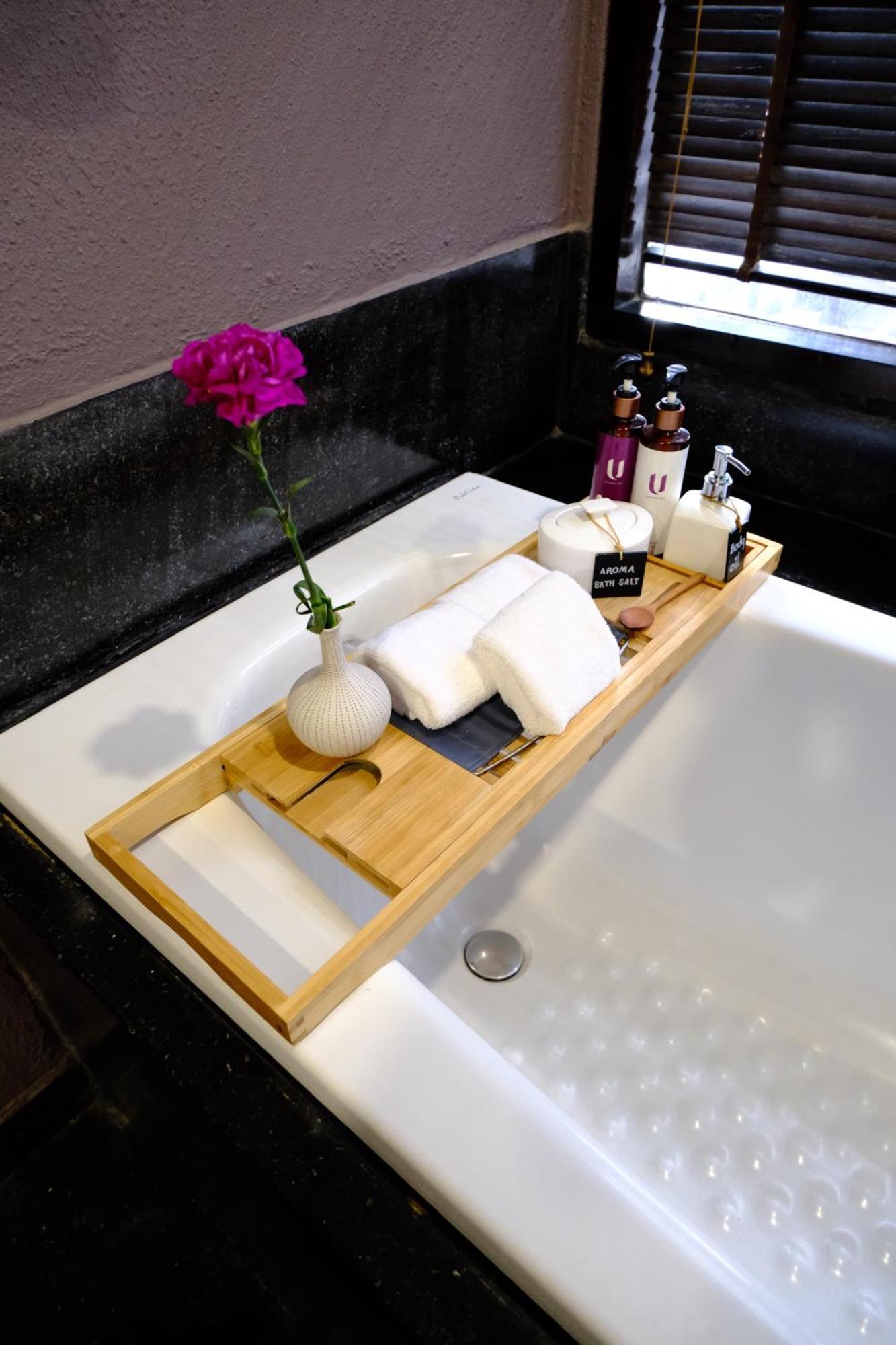 Deluxe Triple with Bathtub (24 Hours Use of Room)
