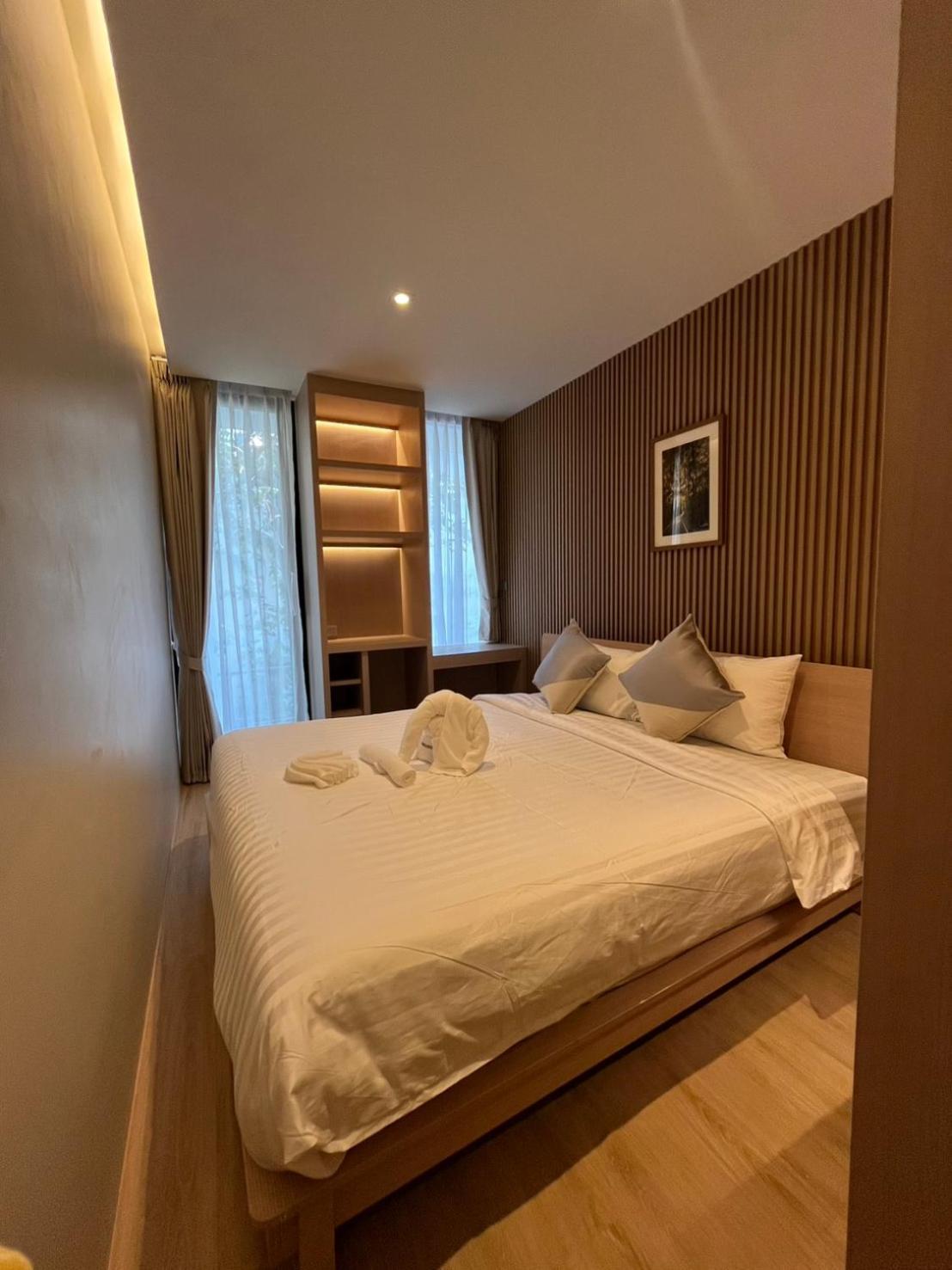 Habitación con cama extragrande y balcón