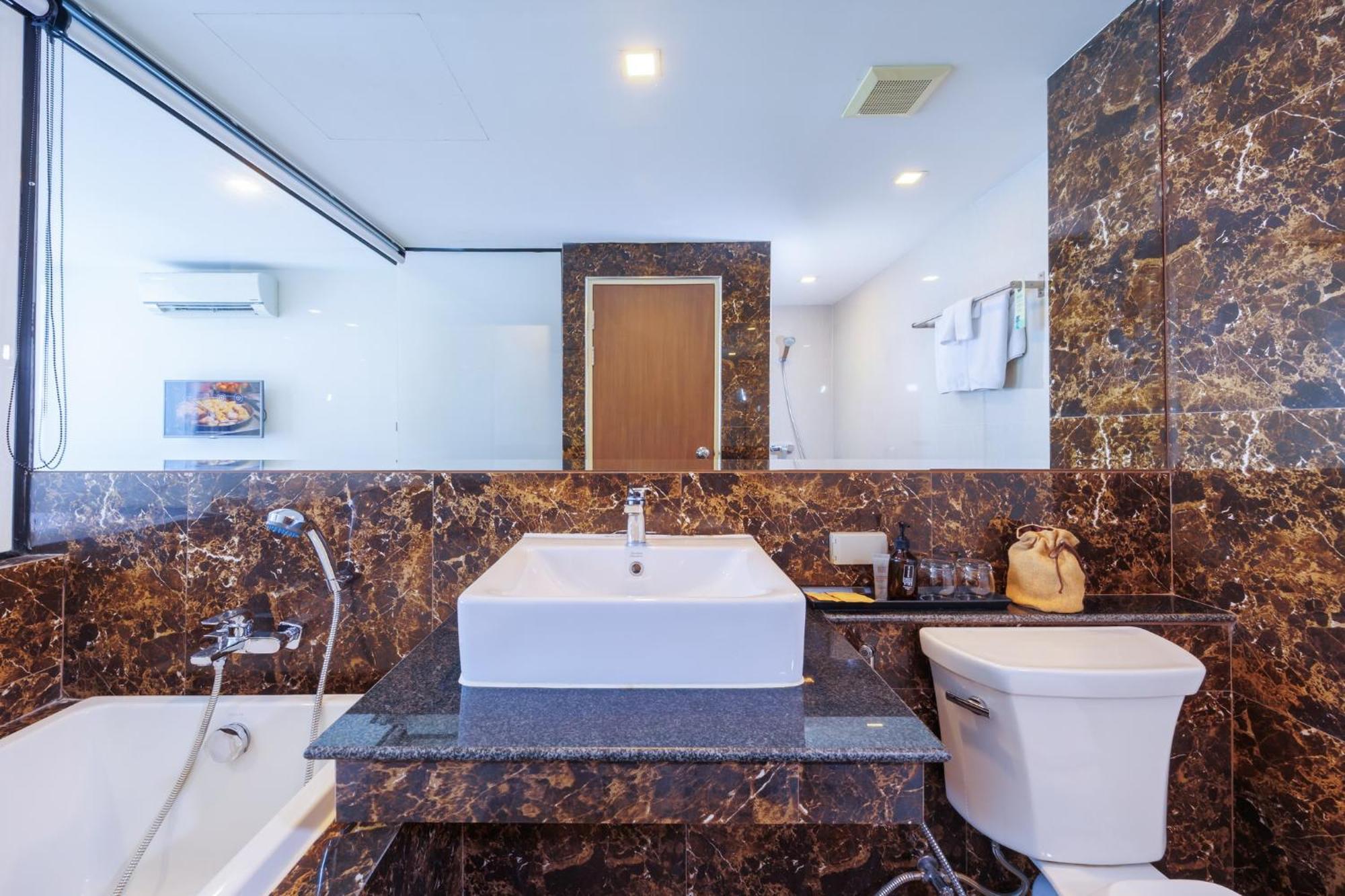 One Bedroom Suite with Bath Tub