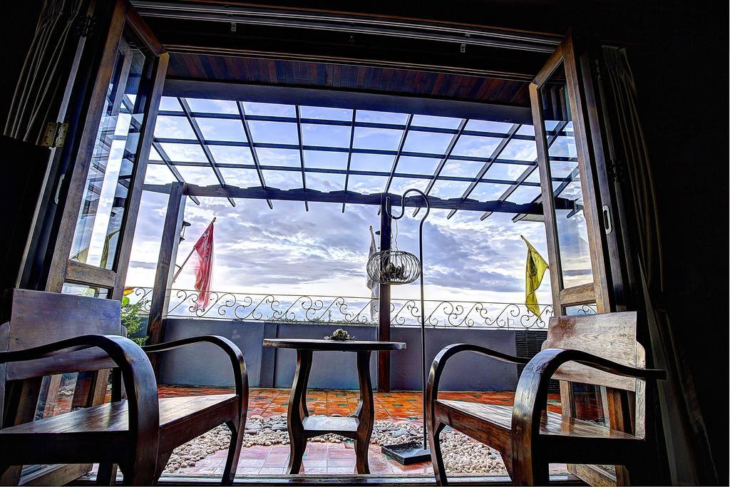 Signature Suite Singhamontra