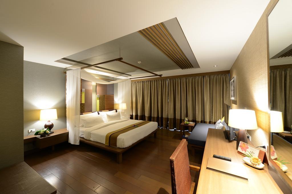 Deluxe Room + 1 hour Thai Massage