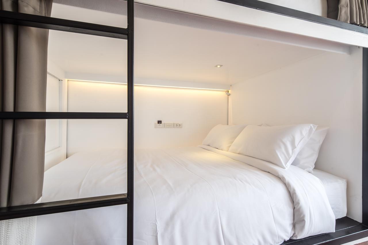 Queensize Bed in Slaapzaal Uitsluitend voor Vrouwen (Gedeelde Badkamer)