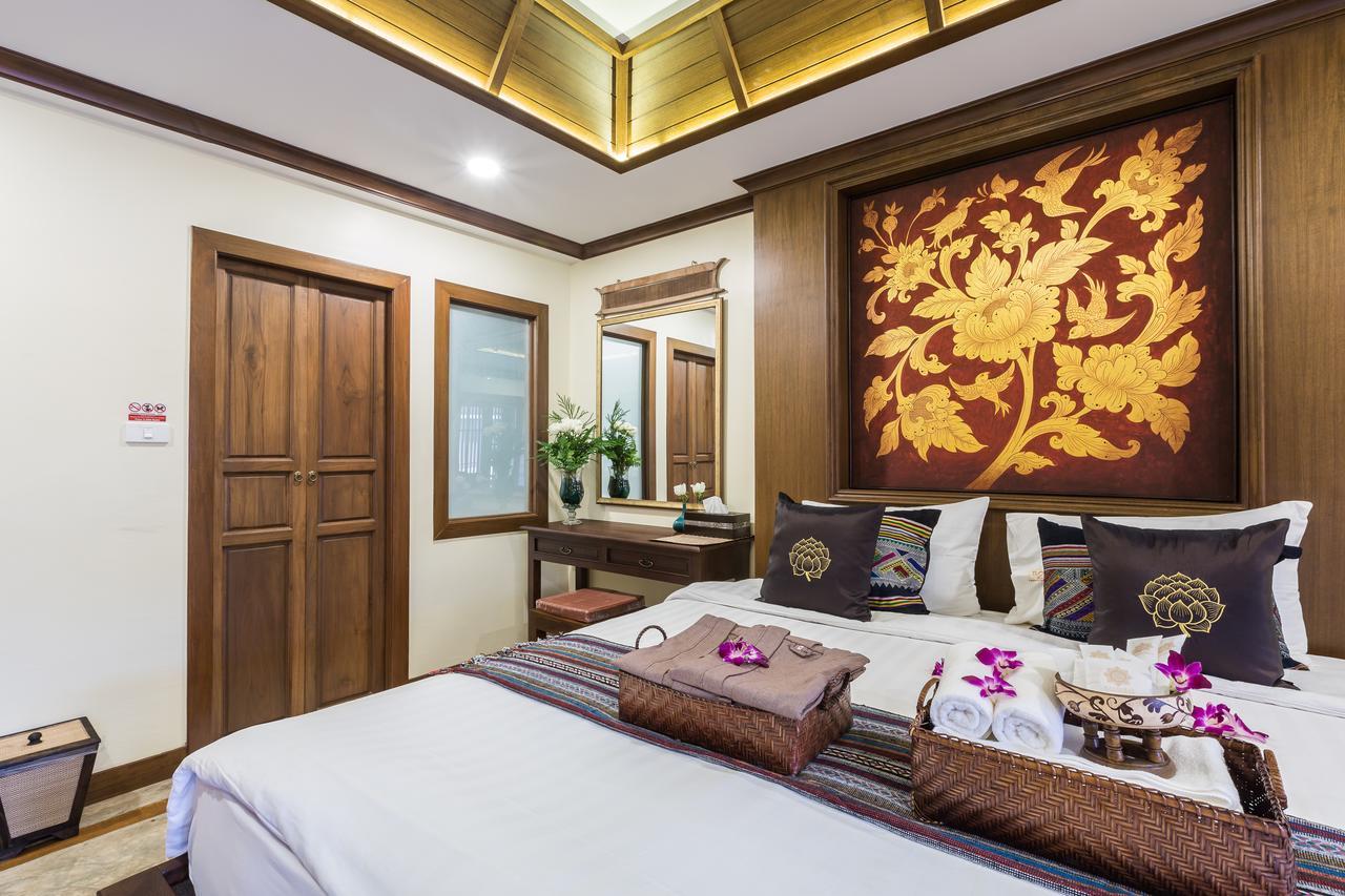 Habitación con cama extragrande y balcón