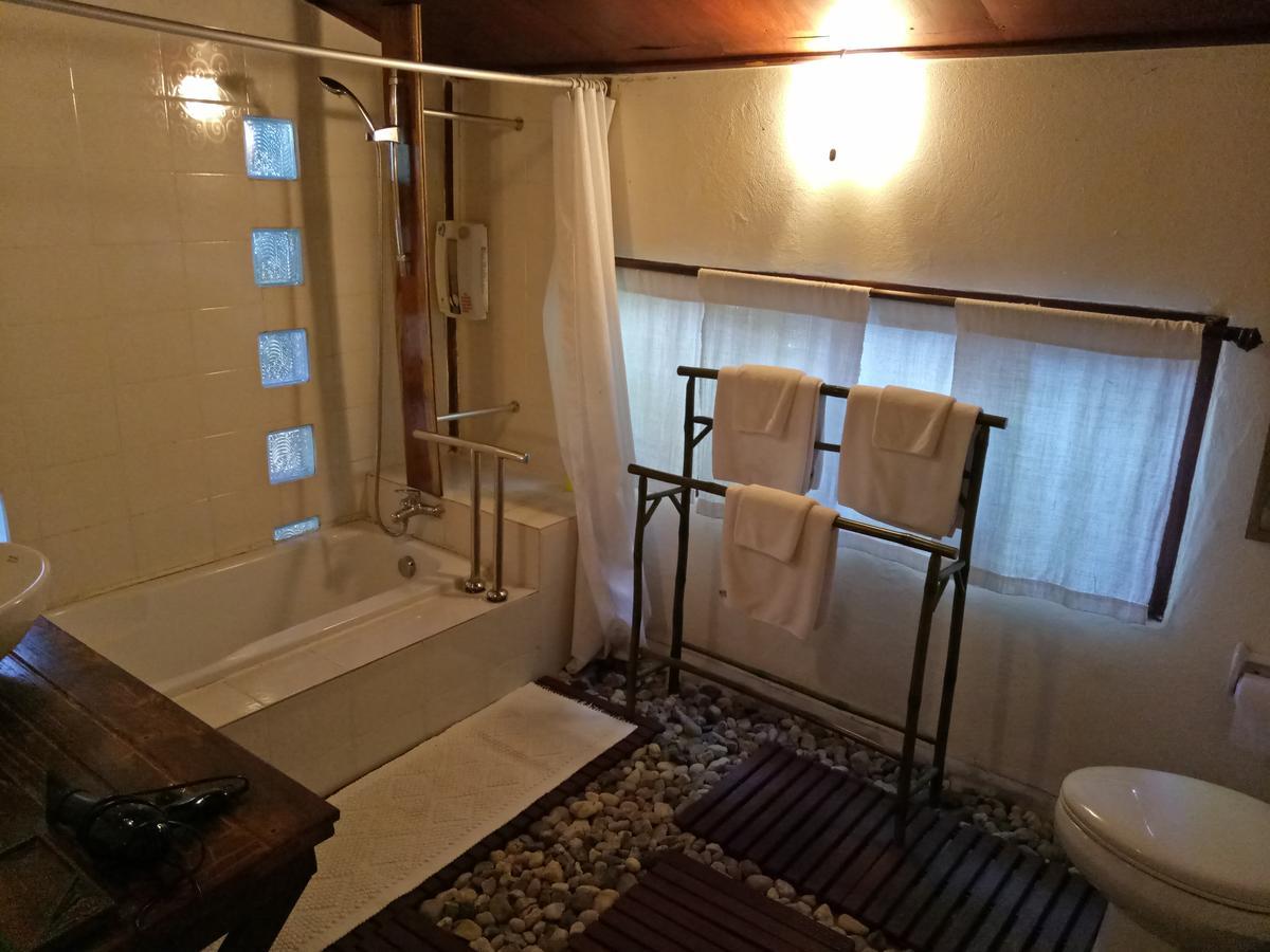 Kamer met Kingsize Bed en Uitzicht op het Zwembad