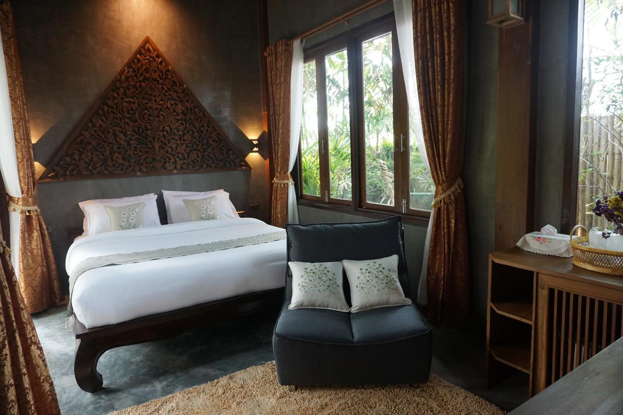 Zimmer mit Kingsize-Bett und Gartenblick.