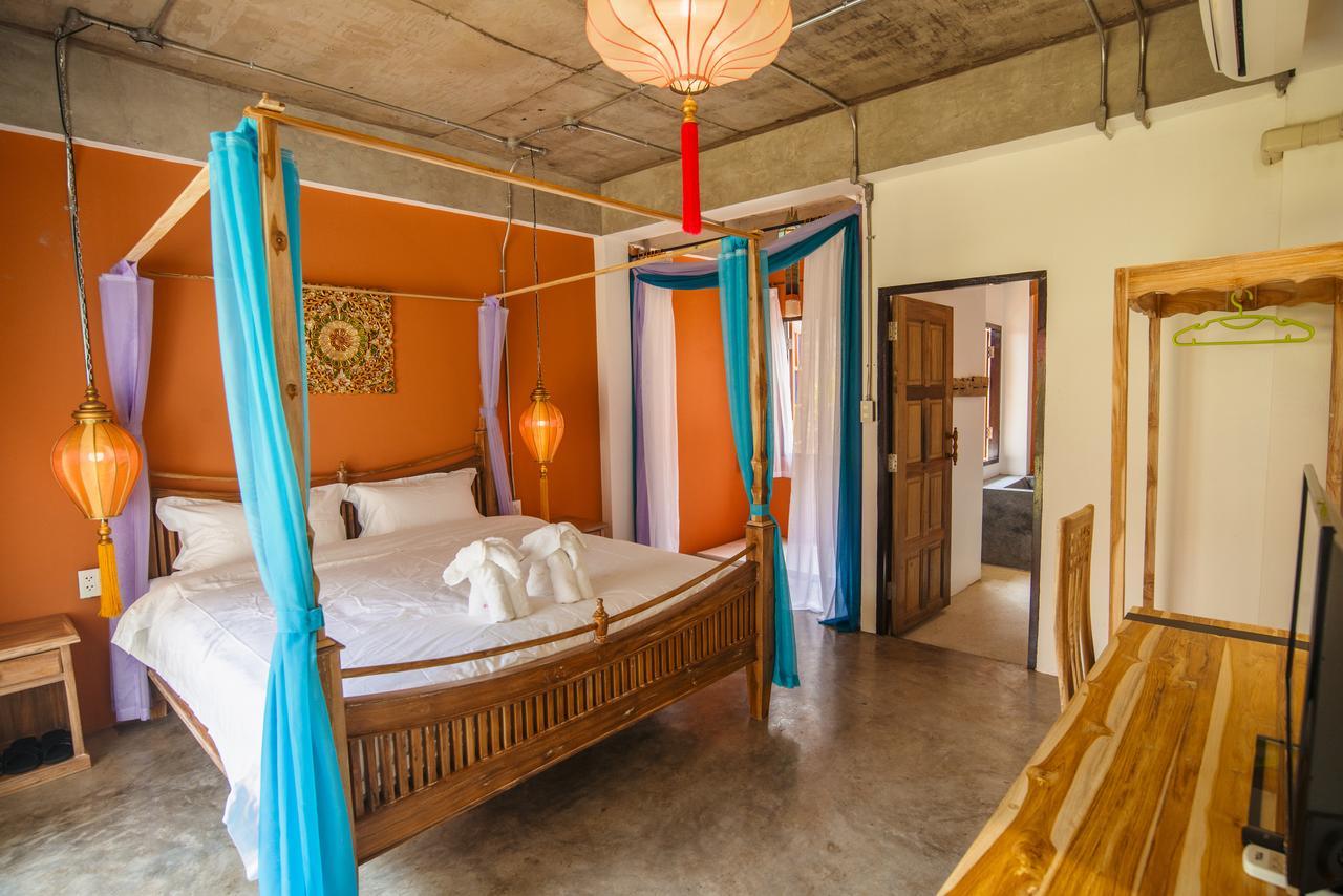 Habitación con cama extragrande.