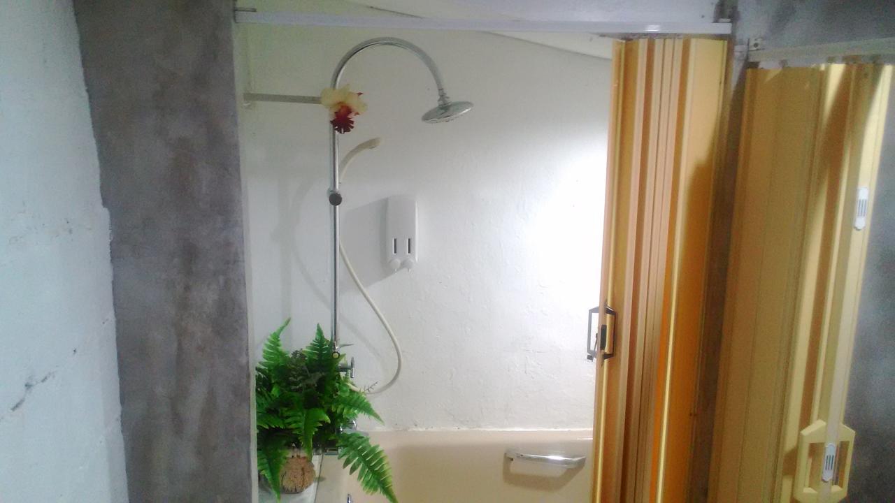 Deze driepersoonskamer heeft een gedeelde badkamer.