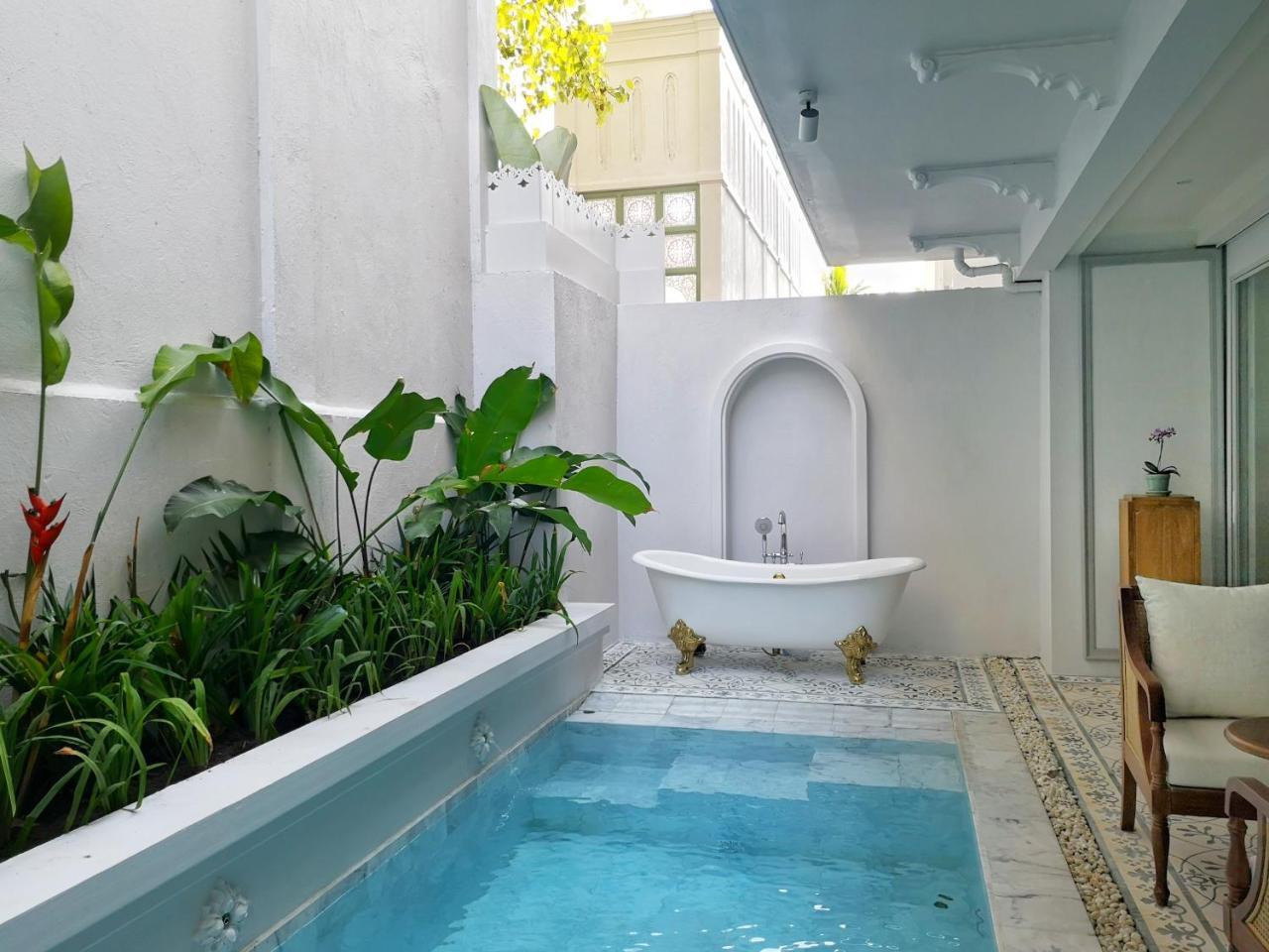 The Corner Pool Suite