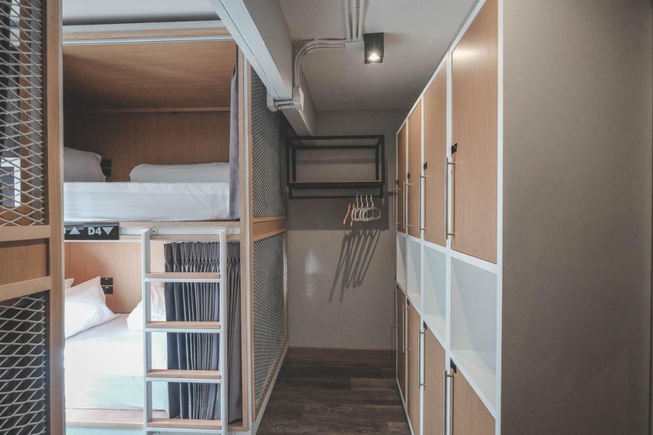 Cama en habitación compartida femenina de 8 camas