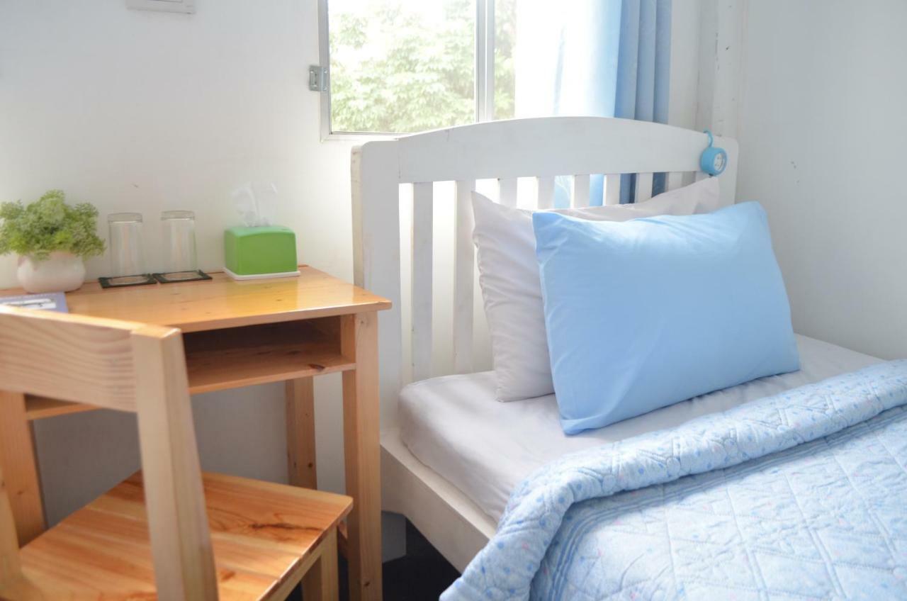 Small single room with shared bathoom - Aircon