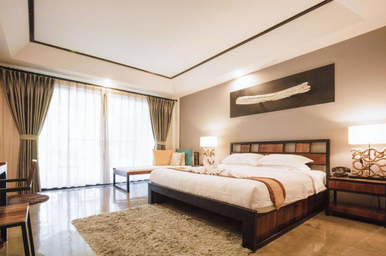 Kamer met Queensize Bed en Uitzicht op het Zwembad
