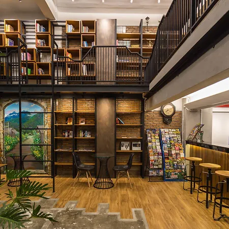 Hobnob Hostel (Adults Only)-3
