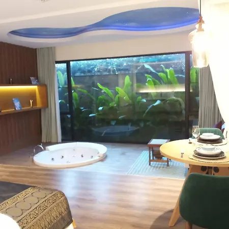 Luxury Amazing Jacuzzi Suite-2